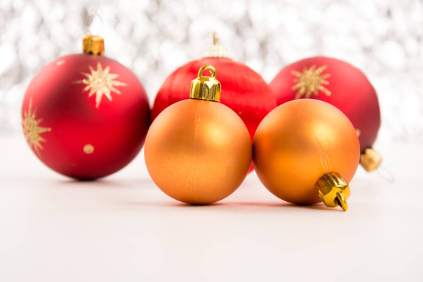 Primo piano di palline di Natale dorate e rosse
  - Foto, immagini