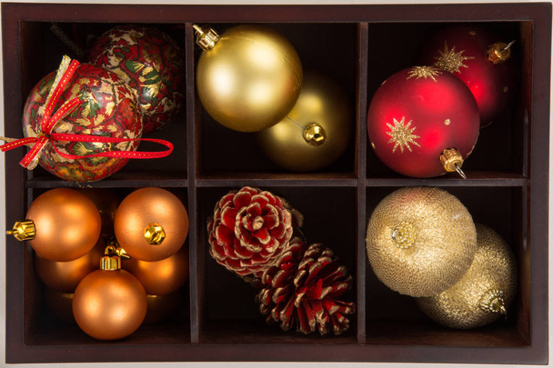 Magas szög kilátás egy doboz gyűjteménye karácsonyi labdák - Fotó, kép