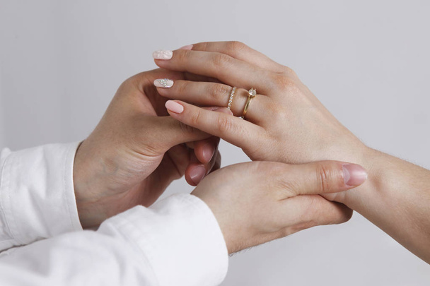 Menyasszony a vőlegény egy karikagyűrűt visel - Fotó, kép