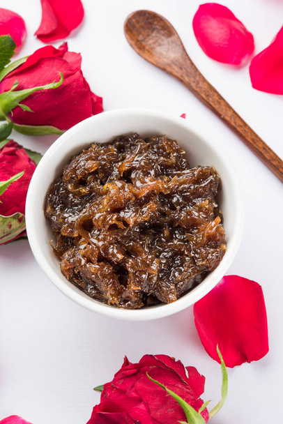 Gulkand, tunnetaan myös nimellä Gulqand, on makea säilyttää ruusun terälehtiä suosittu Intiassa, yleensä käytetään pureskelu paan masala
 - Valokuva, kuva