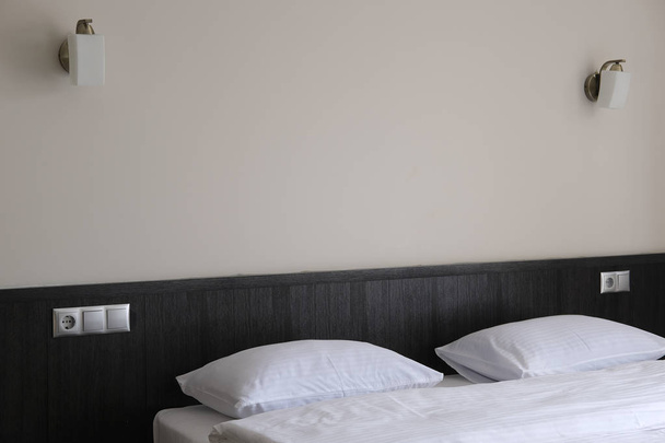 a hotel bedroom - Foto, Imagen
