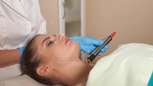 Γυναίκα στο το beautician. Ο γιατρός χρησιμοποιεί microneedle μεσοθεραπεία ρόλερ. - Πλάνα, βίντεο