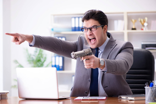 Homme d'affaires agressif en colère dans le bureau - Photo, image