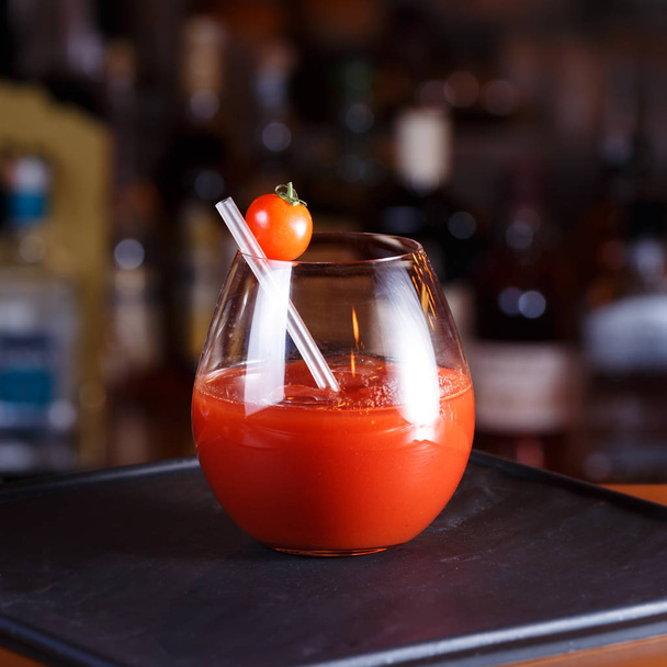 Bloody Mary ή Ceasar κοκτέιλ στο μπαρ του μετρητή. Κλασσικό cockt - Φωτογραφία, εικόνα