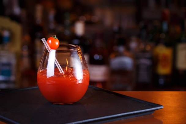 Bloody Mary nebo Ceasar koktejl v baru čítač. Klasické cockt - Fotografie, Obrázek