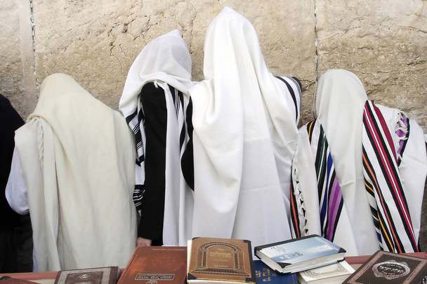 Ορθόδοξοι Εβραίοι άνδρες προσεύχονται στο τείχος των Δυτικών στην Ιερουσαλήμ Israe - Φωτογραφία, εικόνα