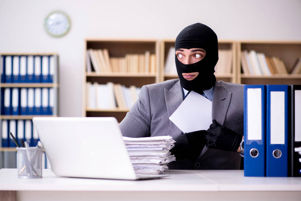 Rikollinen liikemies yllään balaclava toimistossa - Valokuva, kuva