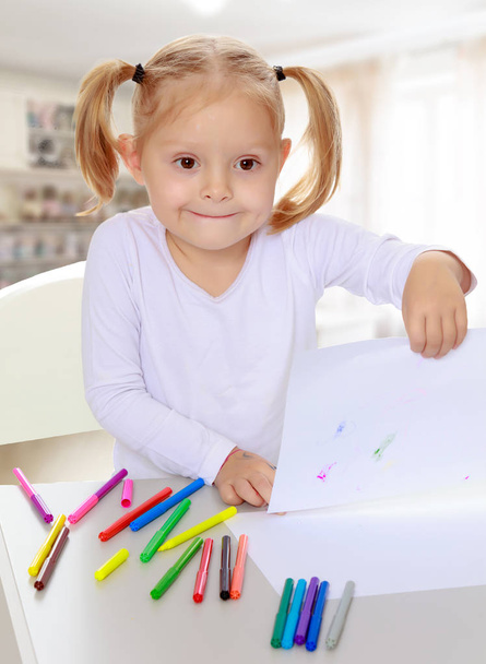 The girl draws with markers - Фото, зображення