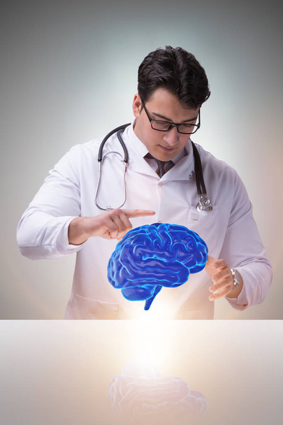Mannelijke arts met de hersenen in medisch concept - Foto, afbeelding