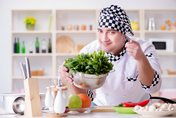 Jovem cozinheiro do sexo masculino trabalhando na cozinha - Foto, Imagem