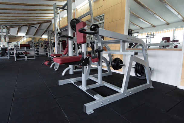 Berendezések és gépek a modern edzőteremben Fitness Center - Fotó, kép