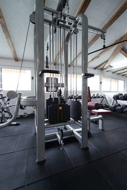 Centre de remise en forme moderne de salle de gym avec l'équipement et les machines - Photo, image