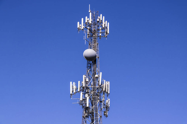 Telekomunikacyjnych i bezprzewodowe urządzenia wieża z Iii anteny kierunkowe telefonów komórkowych - Zdjęcie, obraz