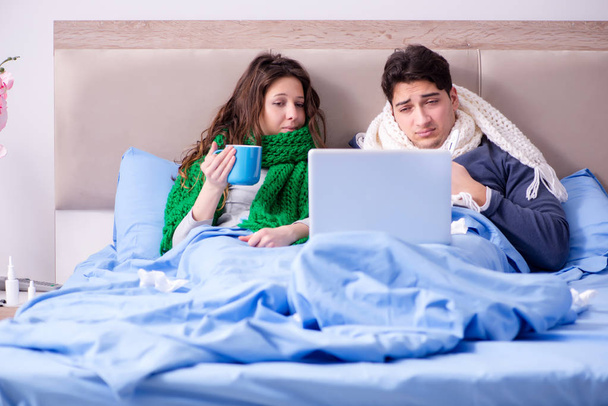 Kranke Frau und Mann im Bett mit Laptop - Foto, Bild