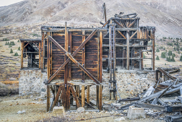ruins of gold mine in Rocky Mountains - Foto, Imagem