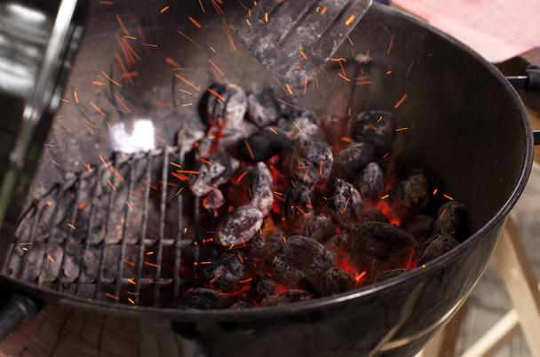 Grill churrasqueira carvão quente vazio com chama. - Foto, Imagem