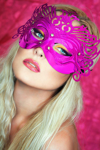 ピンクのマスクを持つ少女 - 写真・画像