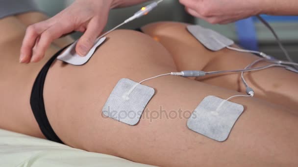 Mujer recibiendo terapia de electroestimulación del trasero
. - Metraje, vídeo