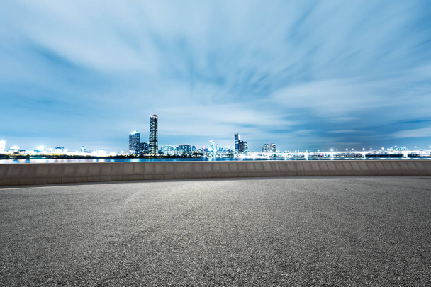 prázdné silnice s panoráma moderního města - Fotografie, Obrázek
