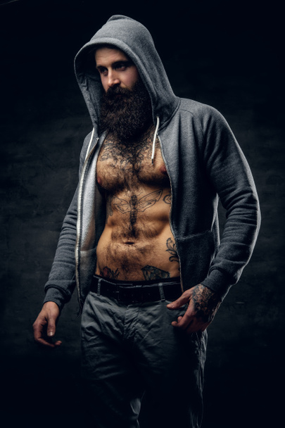 Hombre atlético barbudo con capucha gris
 - Foto, Imagen