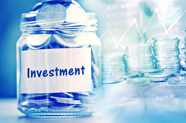 Frasco de vidro de moedas com etiqueta de papel de investimento para a economia de dinheiro e - Foto, Imagem