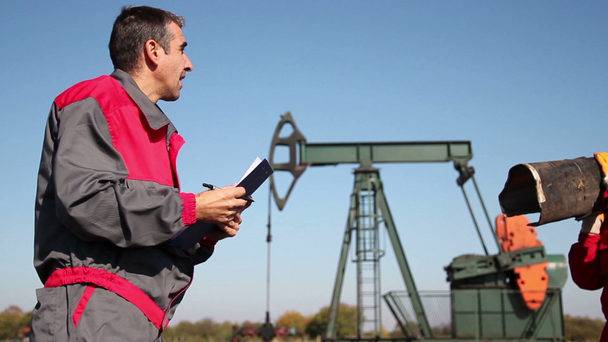 Інженер, даючи замовлень на нафту працівник - Кадри, відео