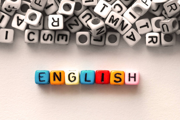 kleurrijke Engels woord kubus op wit papier achtergrond, Engels la - Foto, afbeelding