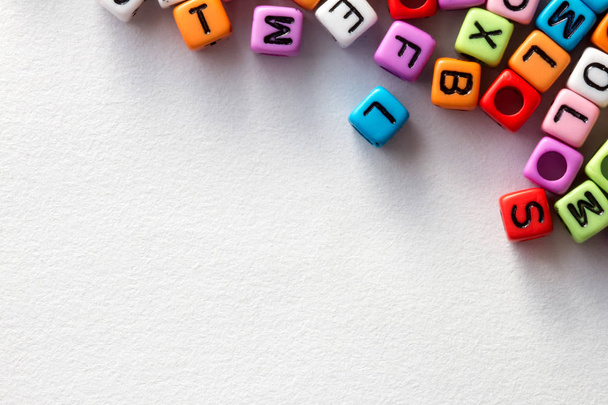 farbenfroher englischer Alphabet-Würfel auf weißem Papierhintergrund, englisch - Foto, Bild
