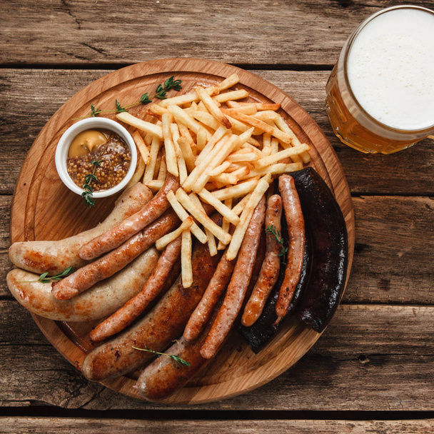 Light beer with grilled sausages. Oktoberfest menu - Valokuva, kuva