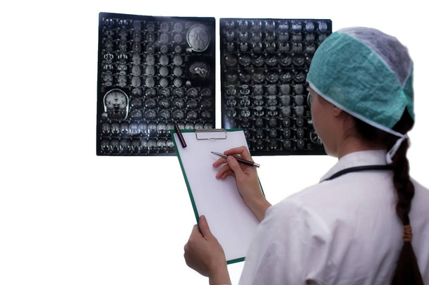 Γιατρός κρατώντας μια εικόνα μιας μαγνητικής τομογραφίας εγκεφάλου - Φωτογραφία, εικόνα