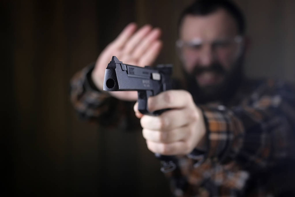 Muž se dal na ochranné brýle a ucho školení v pistoli sh - Fotografie, Obrázek