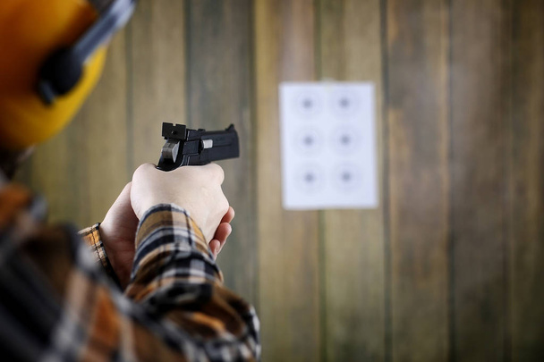 Muž se dal na ochranné brýle a ucho školení v pistoli sh - Fotografie, Obrázek