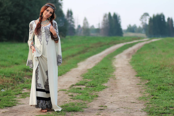 lány hosszú ruha road országban - Fotó, kép
