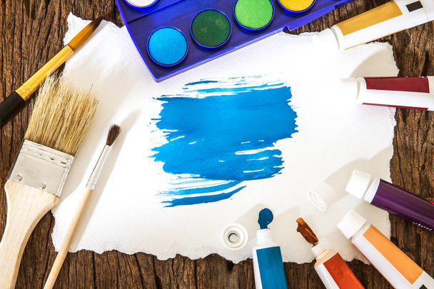 Pennello d'arte e acquerello blu dipinto con carta bianca su w
 - Foto, immagini