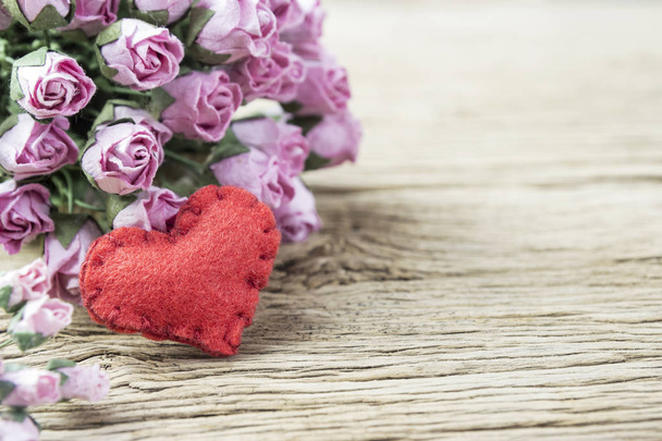 Rosa de papel rosa con corazón rojo en madera vieja
  - Foto, imagen