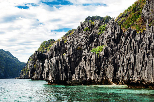 El Nido, Palawan, Filippine. Rocce taglienti in laguna
. - Foto, immagini