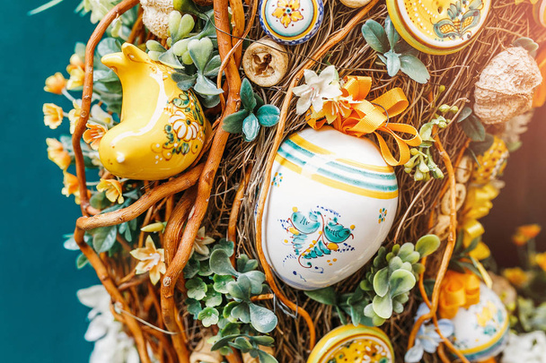 Пасхальные украшенные яйца на венке
 - Фото, изображение