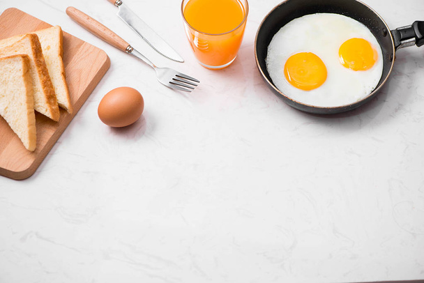 жареные яйца в сковороде  - Фото, изображение