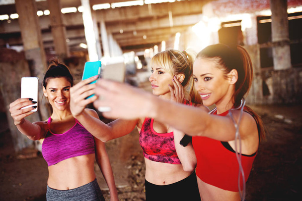 Groupe de femmes en forme prenant selfies
 - Photo, image