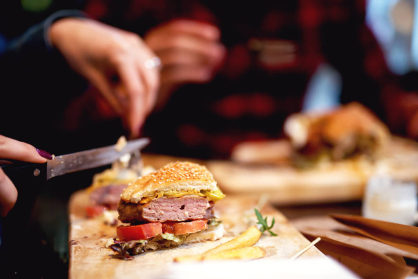 Menschen essen leckere Burger - Foto, Bild
