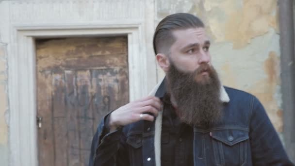 Retrato de homem barbudo com cabelo comprido vestido com uma jaqueta de ganga
, - Filmagem, Vídeo