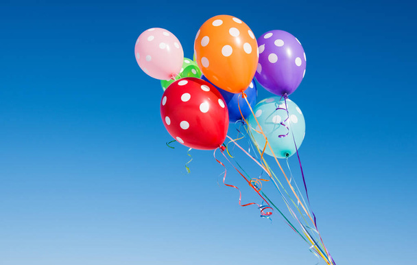 balony przeciw błękitne niebo - Zdjęcie, obraz