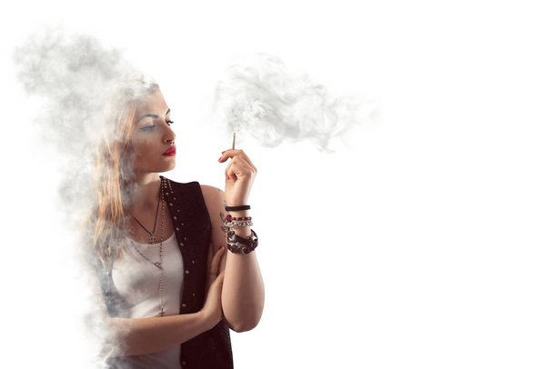 女性が、タバコを吸う - 写真・画像