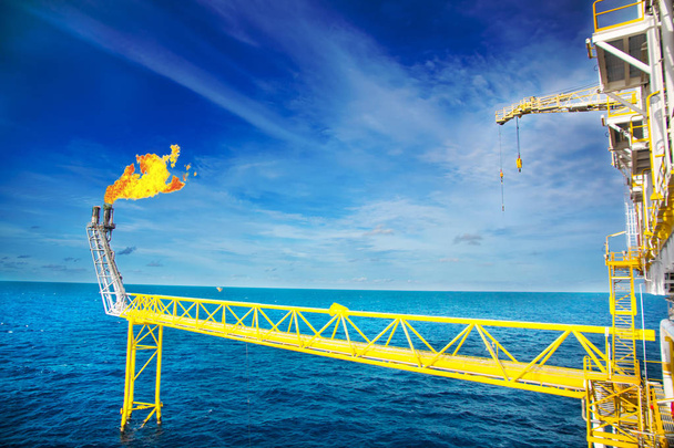 Kaasupurkaus on öljynporauslautalla Thaimaanlahdella.
 - Valokuva, kuva