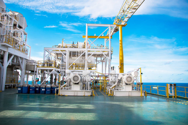 Plataforma de petróleo y gas en el golfo o en el mar
 - Foto, imagen