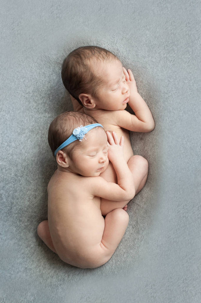 Jumeaux nouveau-nés garçon et fille
 - Photo, image