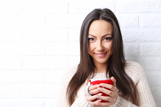 Young woman holding cup of coffee - Fotografie, Obrázek