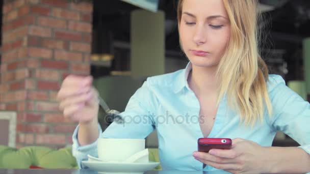 Woman using app on smartphone smiling and texting on mobile phone. - Séquence, vidéo
