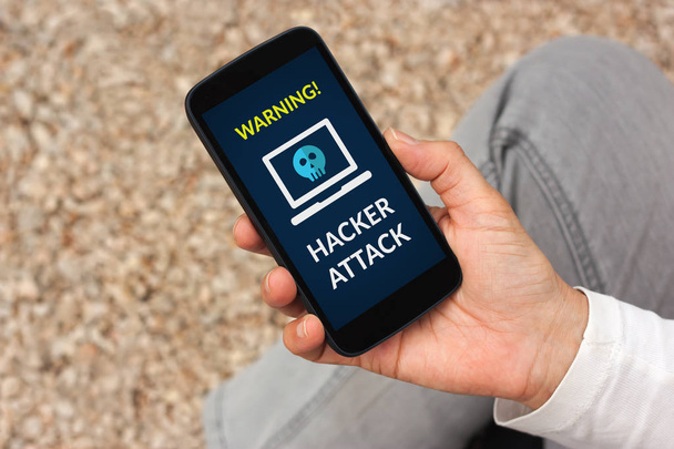 Kezében hacker támadás koncepció szúró telefon képernyő - Fotó, kép