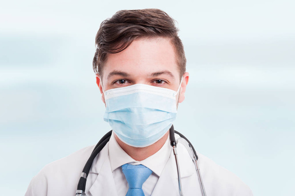 Retrato de belo doutor masculino com máscara - Foto, Imagem